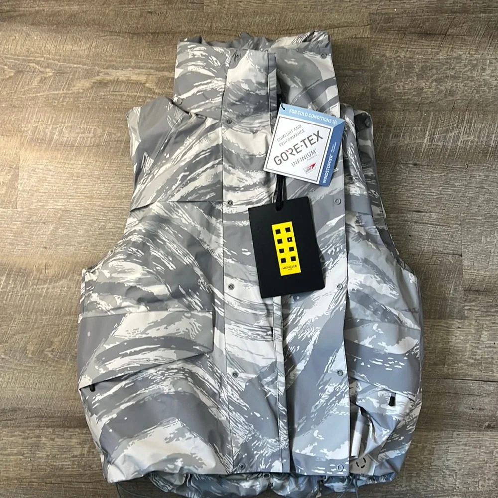 MONCLER GENIUS
4 Moncler HYKE Vanil Printed GORE-TEX INFINIUM™ Down Gilet Size 2 - Picture 2 of 6